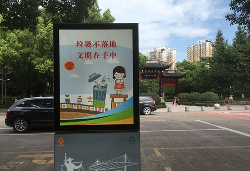 義烏這個果皮箱有“搞頭”，上面還可以發(fā)布公益廣告