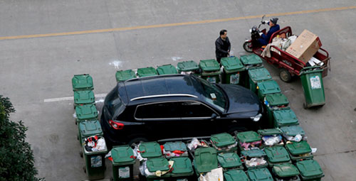 隨意亂停車，大爺搬垃圾桶怒攔私家車 