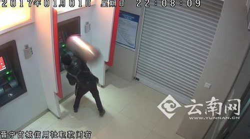 取款不成功，竟用垃圾桶出氣