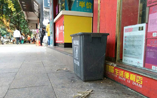 垃圾桶當足球踢？！城區(qū)大半年累計丟近千個垃圾桶